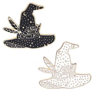Broches creativos de esmalte con forma de sombrero de bruja en blanco y negro con detalles