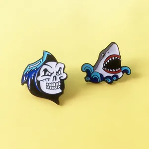 Détails de pin's émaillés requin et faucheuse sur fond jaune pour sacs à dos