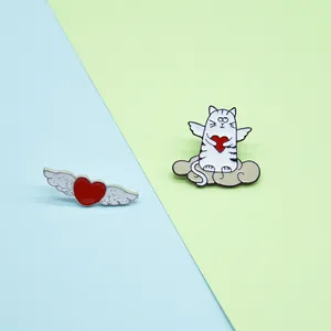 Broche en Émail Chat Ange Avec Cœur Rouge et Ailes Badge en Alliage pour Décoration de Sac et Vêtements de Femme
