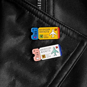 Détail de pin's créatifs en émail en forme de billet d'avion sur une veste en cuir