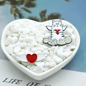 Set de broches émaillées chat ange et cœur ailé pour la décoration de sacs et vêtements