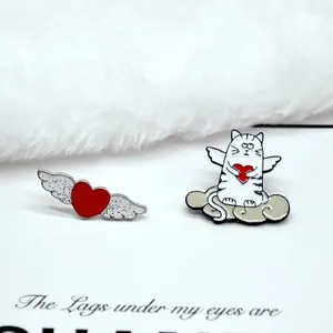 Broches en émail chat ange mignon et cœur rouge sur fond en peluche blanche