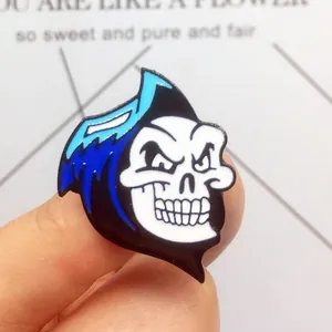 Détail du pin's en émail Faucheuse avec capuche bleue montrant la taille réelle du produit