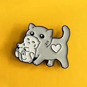 Spilla gatto in smalto grigio con gattino bianco e dettaglio a forma di cuore bianco