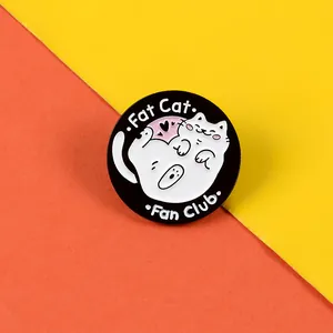 Detalle del pin esmaltado redondo Fat Cat Fan Club con gato blanco y corazones