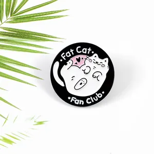 Primer plano del pin esmaltado Fat Cat con gato blanco y corazón rosa
