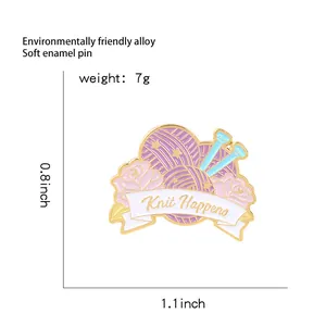 Pin's émaillé Knit Happens avec pelote de laine violette et fleurs pour vestes