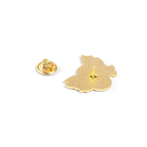 Vue arrière de la broche pelote dorée avec fermoir papillon sécurisé sur fond blanc