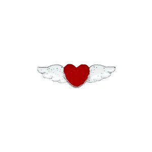 Détail d'une broche cœur rouge avec ailes blanches et paillettes bleues pour femme