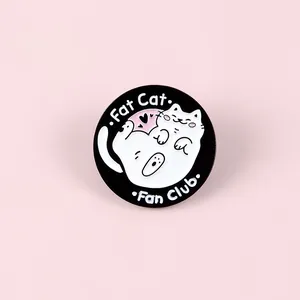 Detalle del pin de esmalte Fat Cat con gato blanco de dibujos y fondo rosa suave