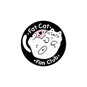 Pin de esmalte Fat Cat Fan Club con lindo gato blanco de dibujos en fondo blanco