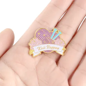 Broche émaillée Knit Happens avec pelote de laine violette et rose rose sur métal doré