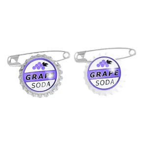 Twee creatieve Grape Soda dopspelden voor kleding en rugzakken op witte achtergrond