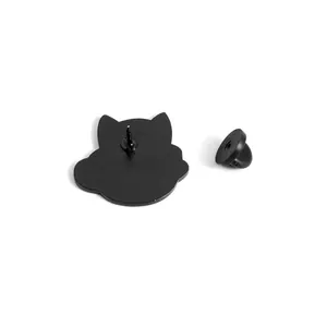 Rückansicht der süßen Katzen-Kaffeetassen-Emaille-Anstecknadel mit Gummiverschluss