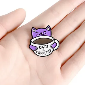 Niedliche lila Katzen-Emaille-Anstecknadel mit Kaffeetasse und Cats and Caffeine Slogan