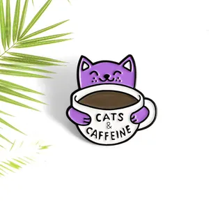 Detailansicht der Cartoon Emaille-Anstecknadel mit lila Katze und Kaffeetasse