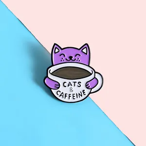 Details von Emaille-Anstecknadel mit Katze und Kaffee sowie Cats & Caffeine Design