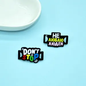 Einzigartige Emaille-Pins mit Regenbogen DON'T STOP und kyrillischem Text auf hellblau