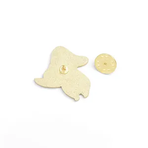 Rückansicht der niedlichen Pilz-Erdbeer-Emaille-Nadel in Goldmetall mit Schmetterlingsverschluss