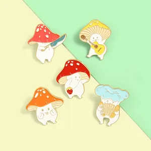 Set mit fünf niedlichen anthropomorphen Pilz-Emaille-Pins in verschiedenen Posen