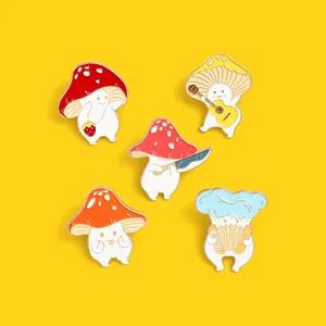 Set mit fünf niedlichen Cartoon-Pilz-Emaille-Pins mit verschiedenen lustigen Motiven