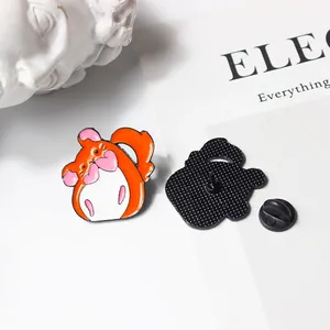 Broche en émail mignon petit hamster orange avec fermoir en caoutchouc noir