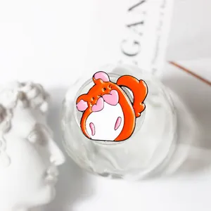 Broche en émail mignon écureuil orange avec des cœurs roses sur fond minimaliste