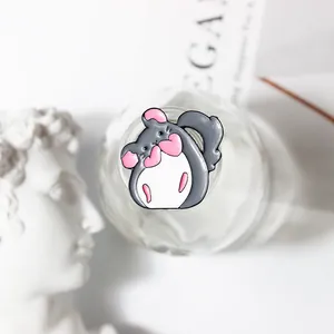 Mignonne épingle en émail de hamster tenant un cœur rose sur un fond blanc esthétique