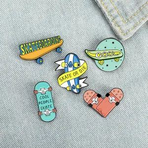 Lot de 5 épinglettes en émail skateboard avec textes créatifs sur tissu en jean bleu