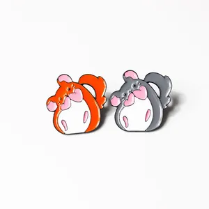 Vue détaillée des pins en émail mignons hamster orange et gris avec fini poli