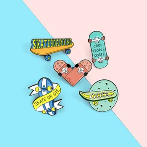 Lot de 5 épingles en émail colorées sur le thème du skateboard avec lettrage créatif