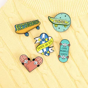 Détail de 5 épingles en émail de skateboard sur tricot pour décoration de sac à dos