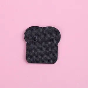 Vue arrière du badge pain de mie avec double broche et finition noire mate texturée