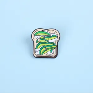 Broche en émail créative avec design de toast à l'avocat sur fond bleu clair