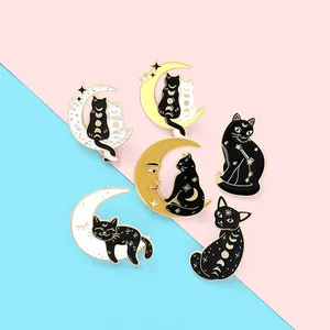 Set aus sechs Emaille-Pins mit süßen schwarz-weißen Katzen und himmlischen Mondphasen