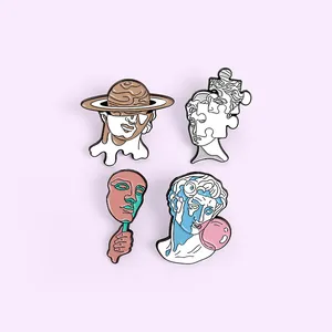 Set mit vier Emaille-Anstecknadeln mit klassischen Skulpturen und surrealen Details