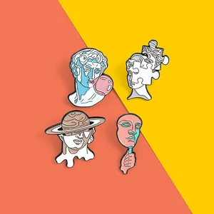 Set aus vier kreativen Emaille-Pins mit surrealistischen klassischen Skulptur-Designs