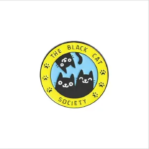 Détail du pin's émaillé The Black Cat Society avec trois chats mignons et pattes de chat