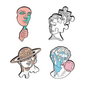 Detailansicht von vier surrealistischen Skulptur-Emaille-Pins mit Kunstmotiven