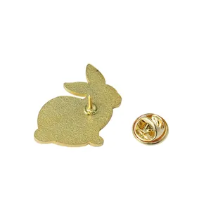 Broche lapin doré de course avec finition mate et fermoir papillon en métal au dos