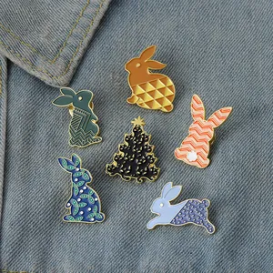 Lot de 6 broches émaillées lapins et sapin chat sur tissu en denim bleu foncé