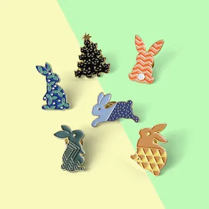 Lot de 6 épinglettes en émail coloré avec lapins et sapin sur fond bicolore lumineux