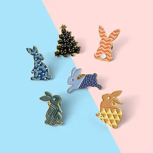 Détail du lot de 6 pin's émaillés avec lapins en course et motifs de sapin de chat