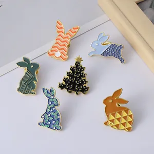 Lot de six épingles en émail avec motifs de lapins variés et un arbre de chats noirs