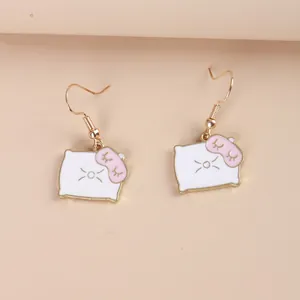Cartoon-Ohrringe im Kissen-Design mit rosa Schlafmaske und goldenen Ohrhaken