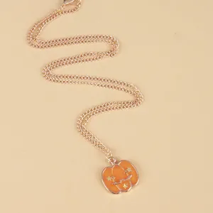 Collar creativo de calabaza de Halloween con cadena dorada y colgante de esmalte naranja