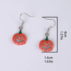 Gedetailleerd zicht op glanzende oranje pompoen oorbellen voor Halloween cadeaus