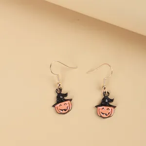 Detail van Halloween pompoen oorbellen met zwarte heksHoed en gouden haakjes