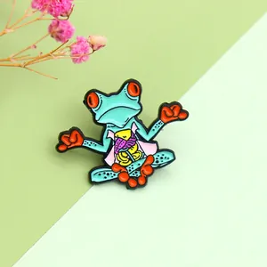 Pin's émaillé grenouille en méditation avec motif anatomique sur fond vert