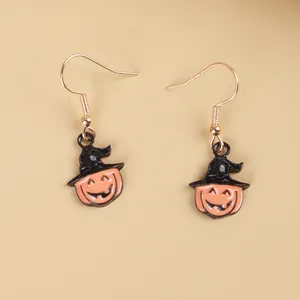 Detail van Halloween pompoen oorbellen met zwarte toenaarshoeden en haken